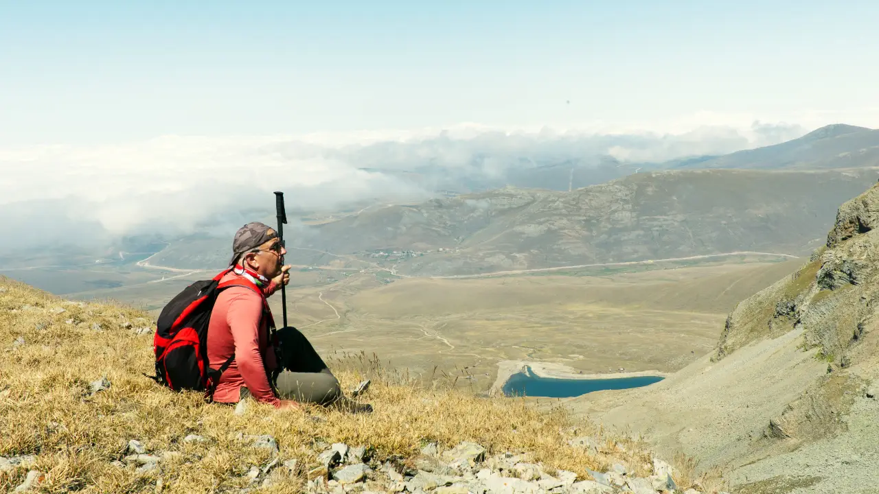 resimler-makale/Hiker_Resting_on_a_Rocky_Mountain_çakır_göl.webp
