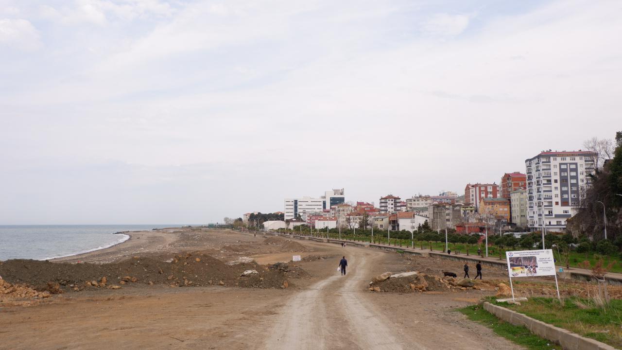 Sahil kenarında bisiklet ve yürüyüş yolu çalışması