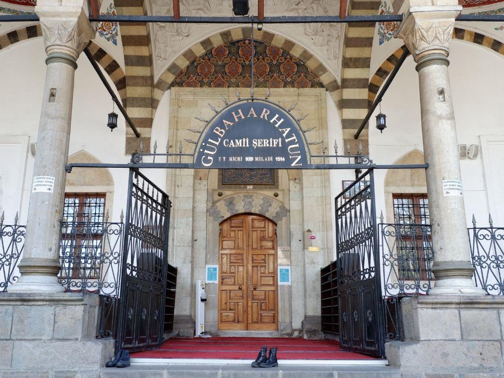 gülbahar hatun camii, camii avlusu